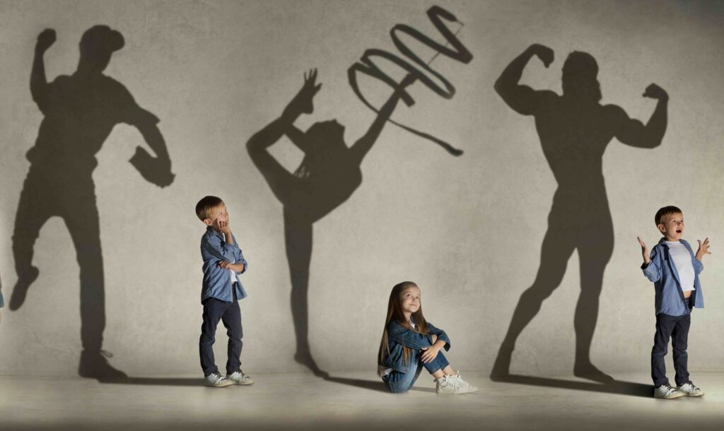 Drei Kinder denken und wie sie denken das sich Ihre Zukunft entwickeln wird